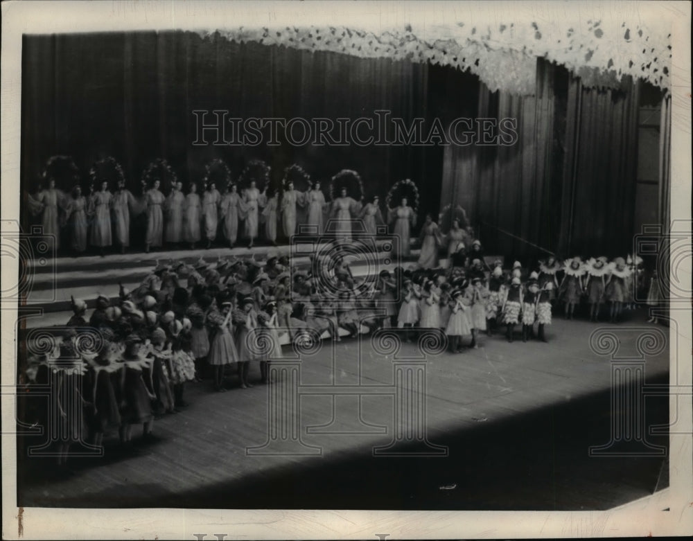 Press Photo Performance at Public Hall - nef03908
