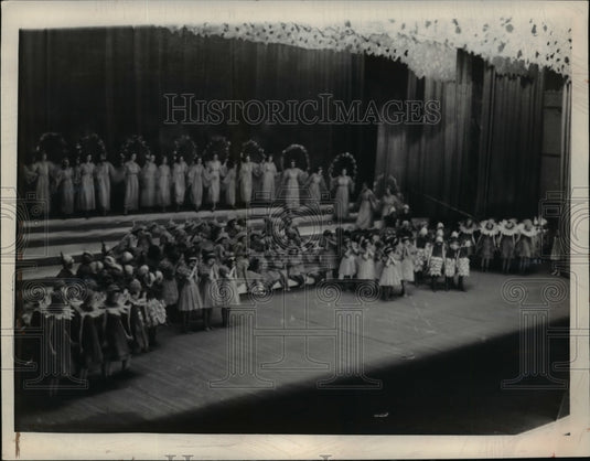Press Photo Performance at Public Hall - nef03908