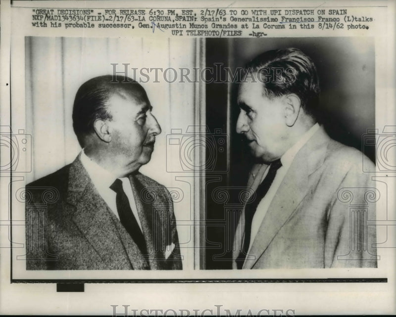 Load image into Gallery viewer, 1963 Press Photo Spains Generalissimo Francisco Franco talks with successor
