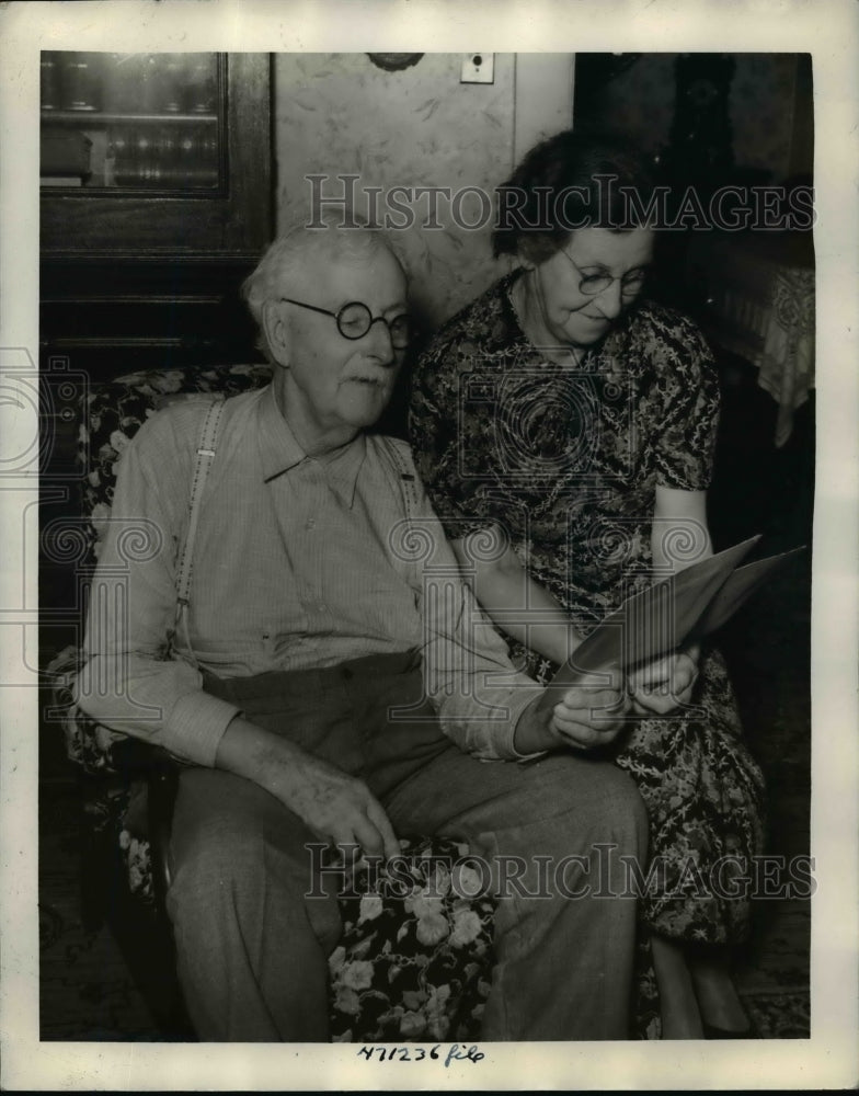 Load image into Gallery viewer, 1938 Press Photo Mr &amp; Mrs JL Crabbs Farmers in Arlington KS - nef04077
