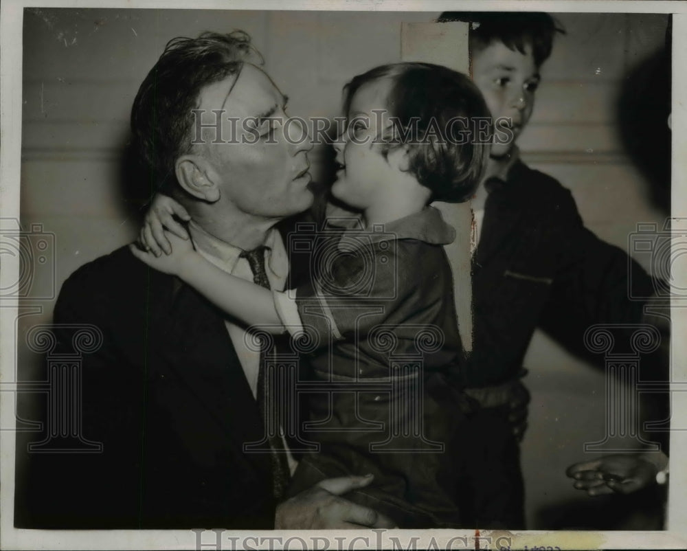 1938 Press Photo John Emerson reunited with son and daughter Joan & Kenneth