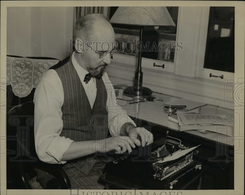 1940 Press Photo Dr Laud uses typewriter- Historic Images