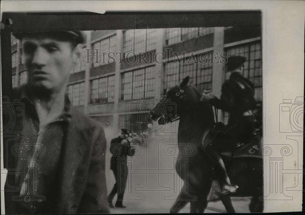 1939 Press Photo Tear gas at Fisher Body Plant strike - nef04208