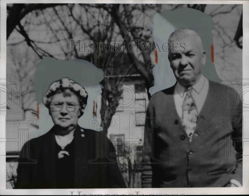 Load image into Gallery viewer, 1962 Press Photo Mr &amp; Mrs Peter Rizun celebrate Golden wedding anniversary
