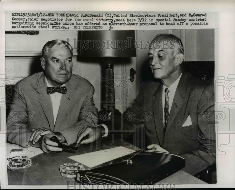 Load image into Gallery viewer, 1959 Press Photo David McDonald confers with R Conrad Cooper - nef04273
