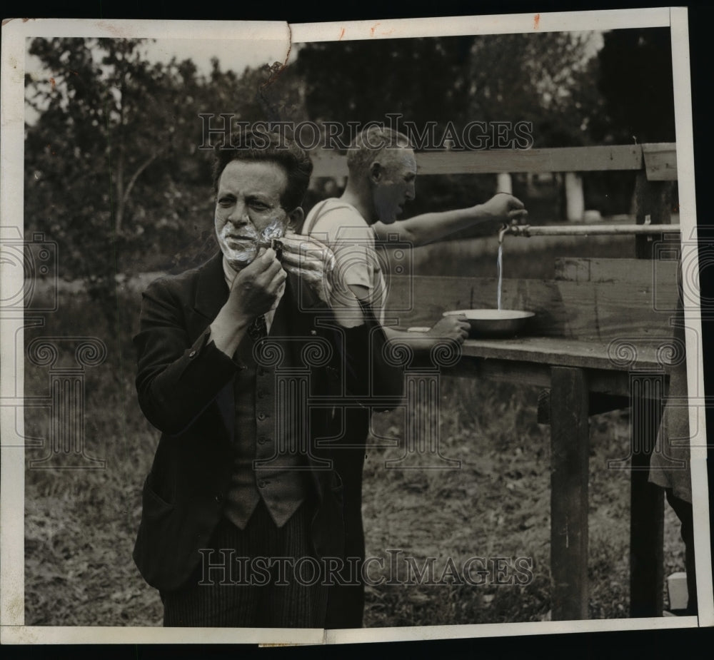 1933 Press Photo Vets get open air shave - nef04299- Historic Images