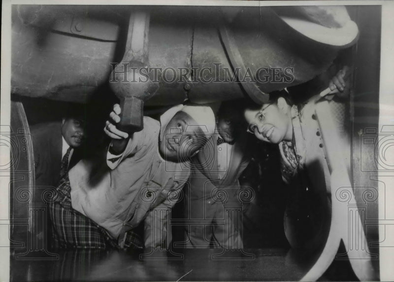 Load image into Gallery viewer, 1955 Press Photo U Nu Prime Minister of Burma examines clapper of Liberty Bell
