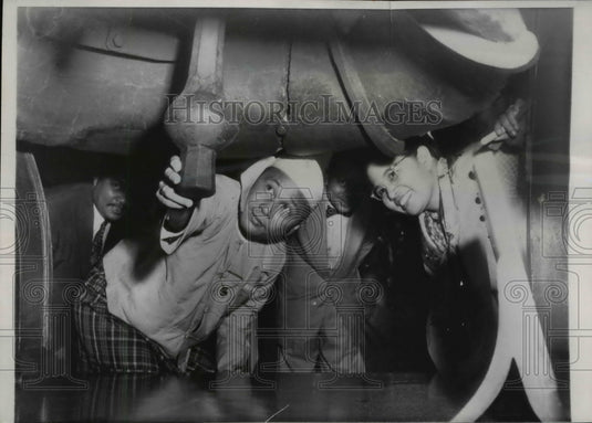 1955 Press Photo U Nu Prime Minister of Burma examines clapper of Liberty Bell