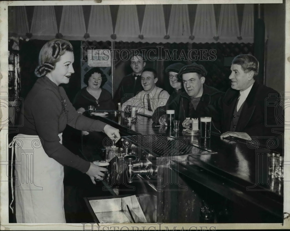 1941 Press Photo Barmaid serves drinks to patrons - nef04330