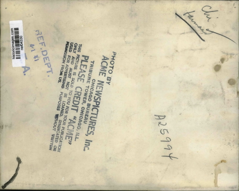 1941 Press Photo Barmaid serves drinks to patrons - nef04330