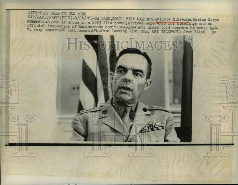 Load image into Gallery viewer, 1965 Press Photo Gen Wallace Greene arrives in Da Nang Vietnam for briefings
