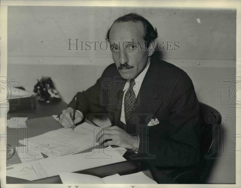 1933 Press Photo Morris Lewis Beards Request - nef04335