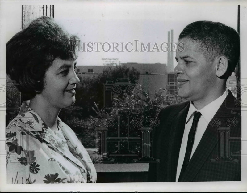 Load image into Gallery viewer, 1966 Press Photo Kermit &amp; Marjorie Croston - nef04361
