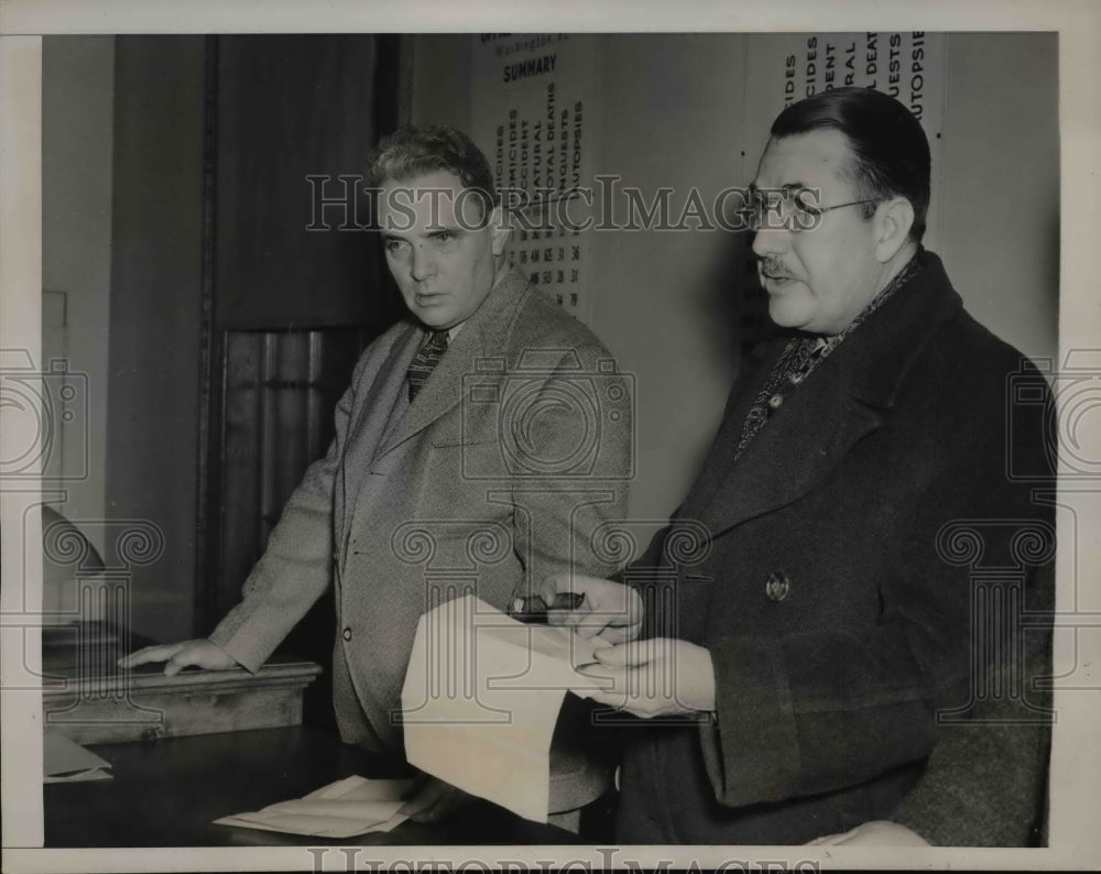 1941 Press Photo Coroner A Magruder McDonald reads letters found with Krivitsky