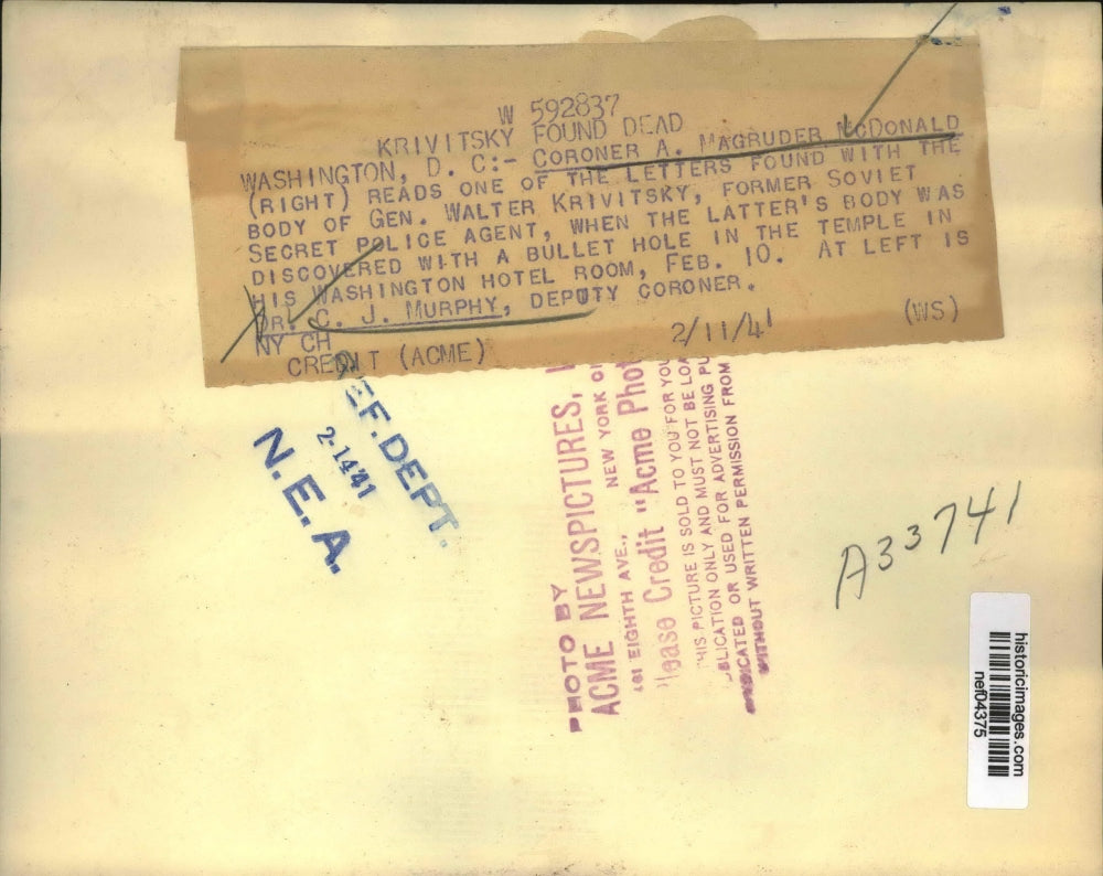 1941 Press Photo Coroner A Magruder McDonald reads letters found with Krivitsky