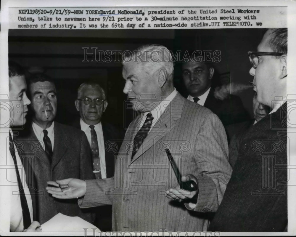1959 Press Photo USW President David McDonald talks with reporters in New York