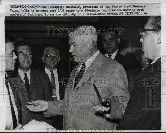 1959 Press Photo USW President David McDonald talks with reporters in New York