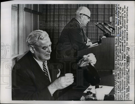 1959 Press Photo Steelworkers Union President David McDonald pours water