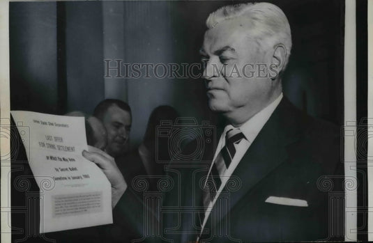 1959 Press Photo Steel Workers President David J. McDonald Holds Pamphlet