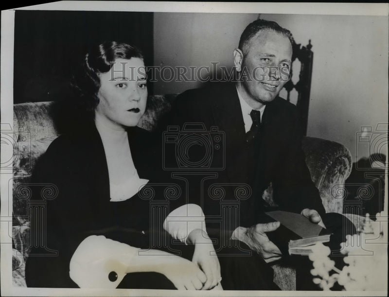 Load image into Gallery viewer, 1935 Press Photo Former Army Captain Harold K. Coulter &amp; Wife - nef04418
