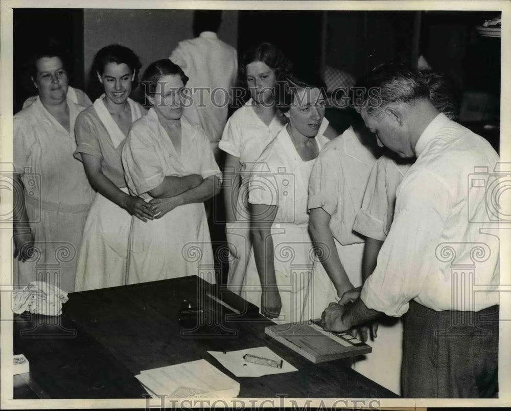 1936 Press Photo Raleigh Hotel in Washington fingerprinted by Joseph W.Caw