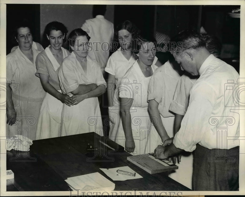 Load image into Gallery viewer, 1936 Press Photo Raleigh Hotel in Washington fingerprinted by Joseph W.Caw
