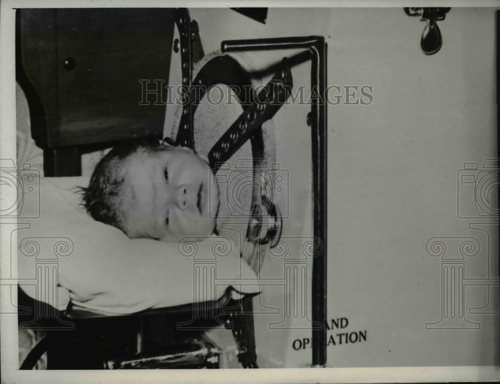 1942 Press Photo William Ashton Riecken of Nebraska placed in Iron lung