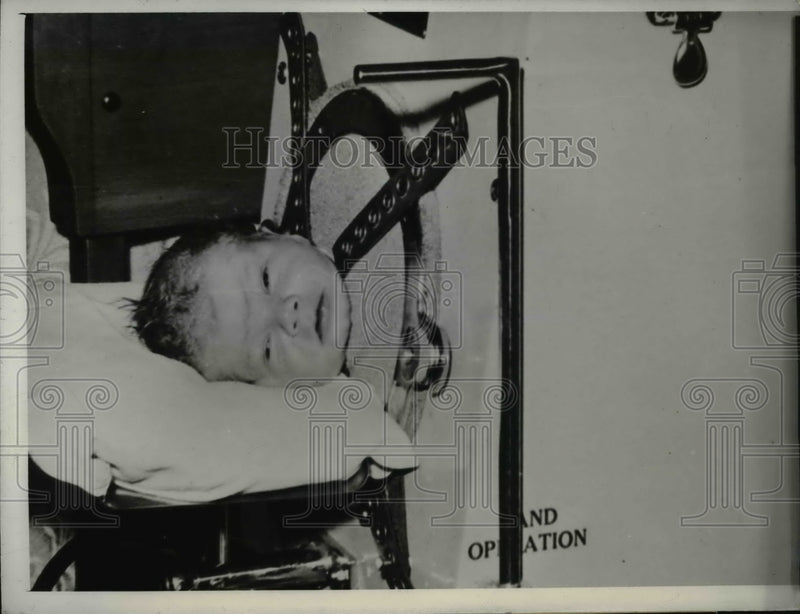 Load image into Gallery viewer, 1942 Press Photo William Ashton Riecken of Nebraska placed in Iron lung
