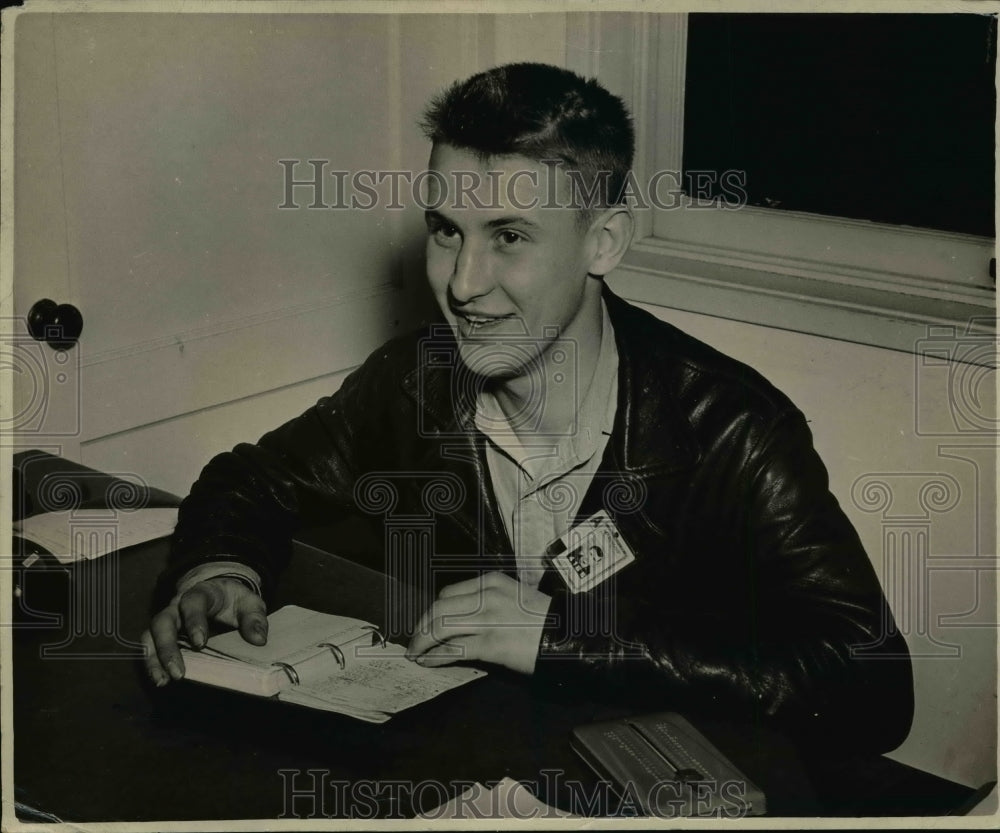 1944 Press Photo Beryl Axtell, Junior District Attorney at Marinship Corporation