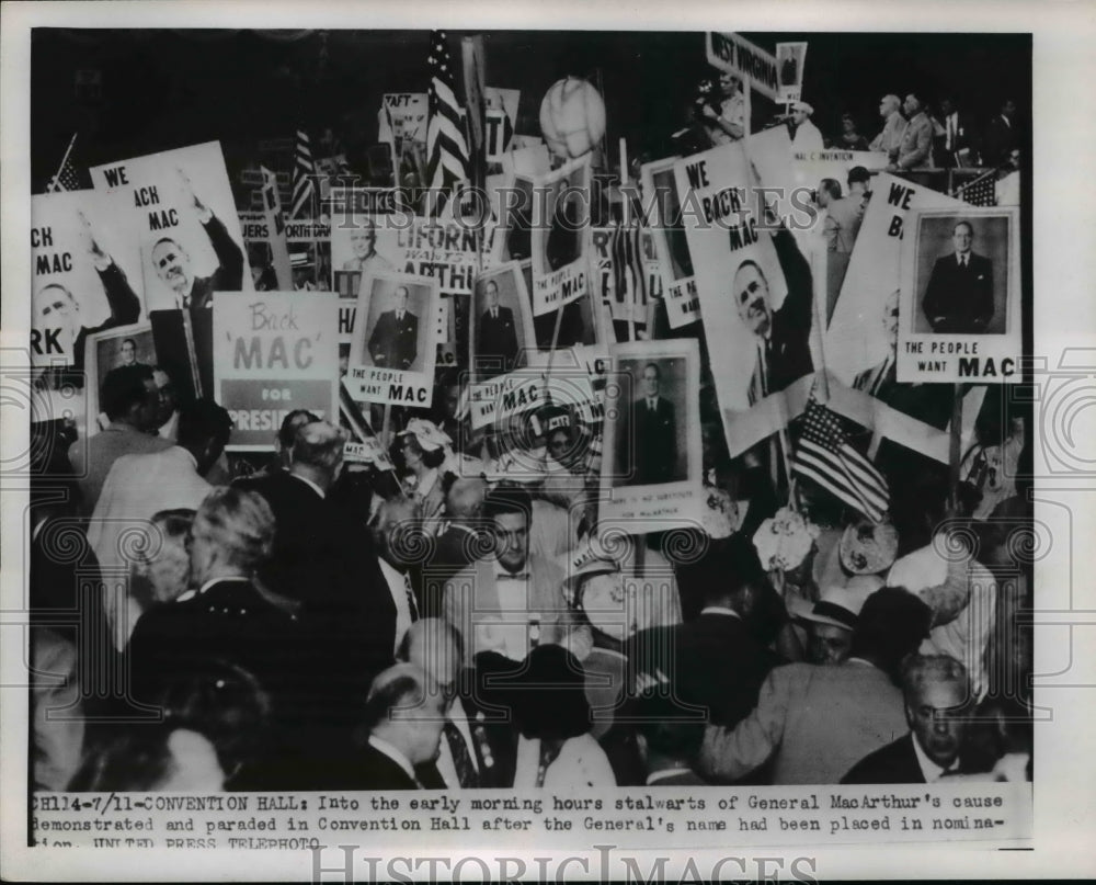 1952 Press Photo Douglas MacArthur Supporters at Republican National Convention
