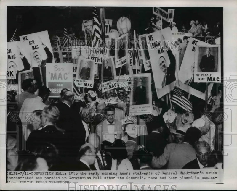 Load image into Gallery viewer, 1952 Press Photo Douglas MacArthur Supporters at Republican National Convention
