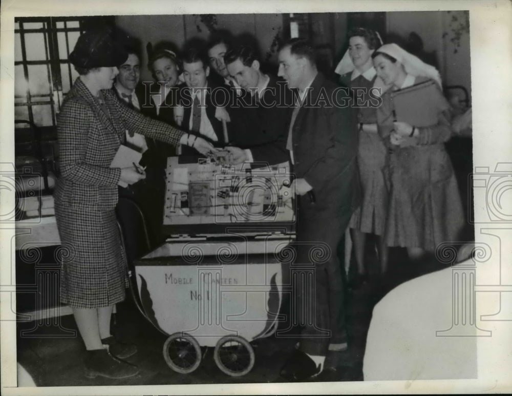 1943 Press Photo Mobile Canteen at Ireland Hospital with Mrs. Gordon
