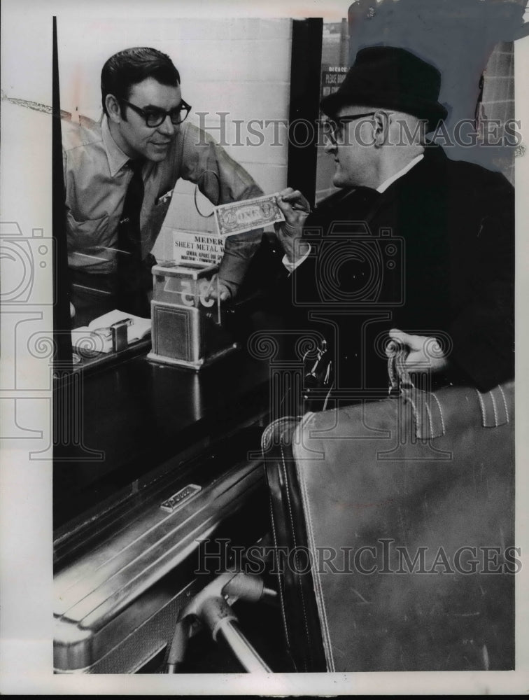Load image into Gallery viewer, 1964 Press Photo Arthur Dean, CJS cashier and J, Frankel - nef04670
