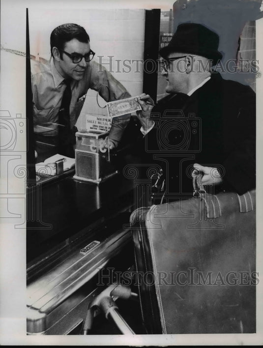 1964 Press Photo Arthur Dean, CJS cashier and J, Frankel - nef04670