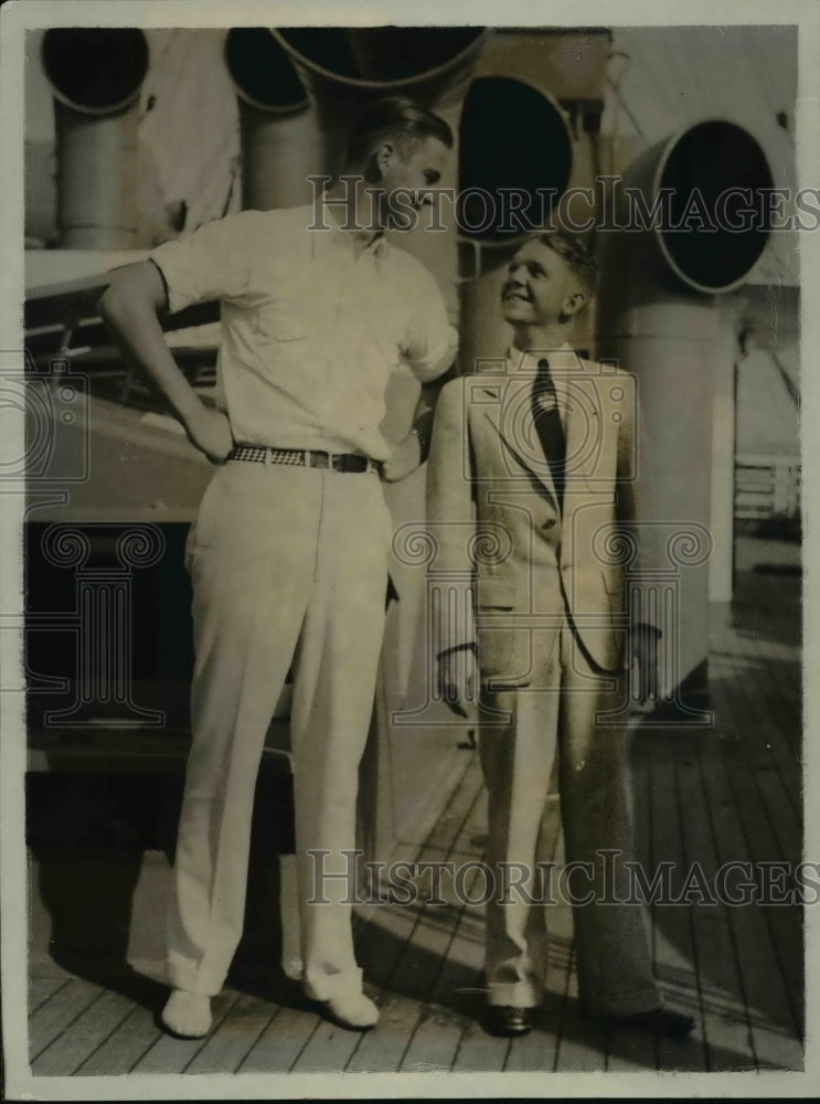 1931 Press Photo George Percy towerng 6'7 feet.and Bill Orth reaching 4'10 feet- Historic Images