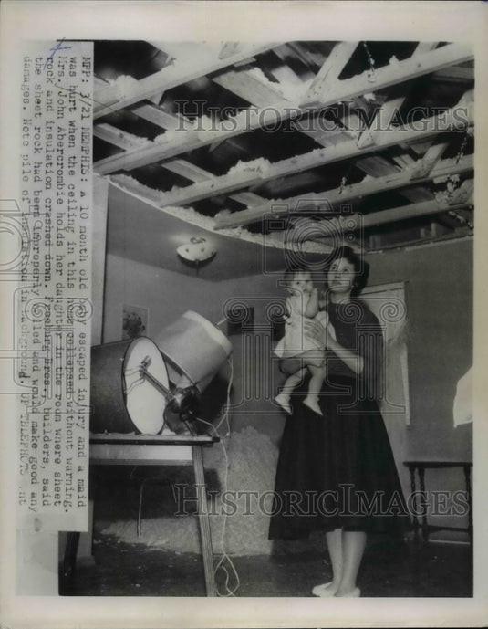 1955 Press Photo Memphis Woman Holding Baby After Home's Ceiling Collapsed