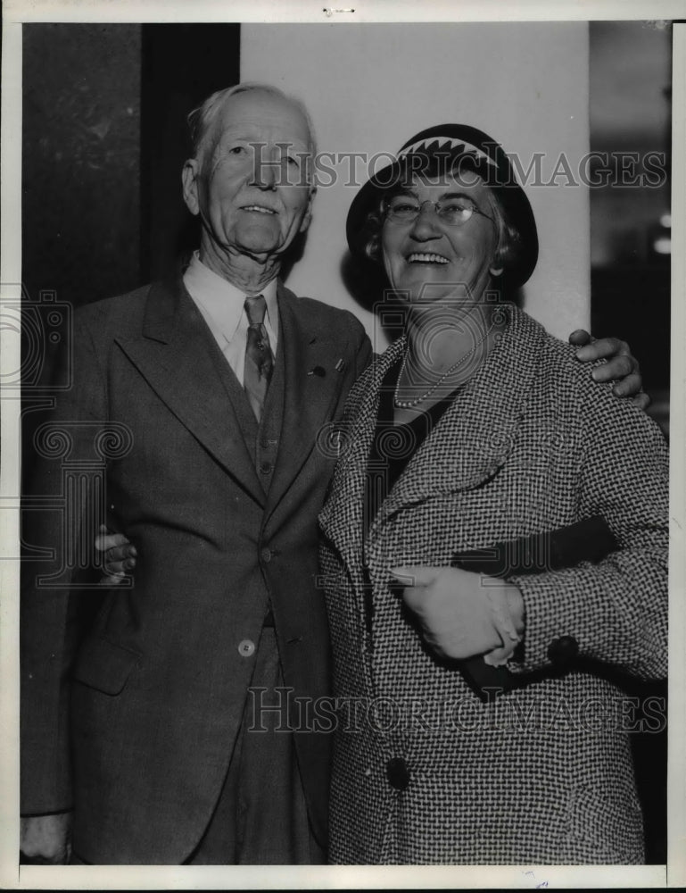Load image into Gallery viewer, 1934 Press Photo Henry Rogers, civil war Veteran at Marriage License Bureau
