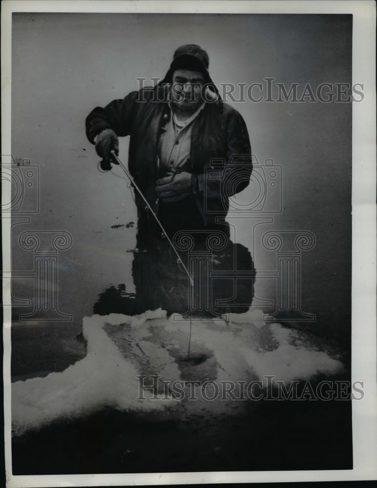 Load image into Gallery viewer, 1962 Press Photo Robert Heffner,fishing for rainbow trout in Crystal Lake
