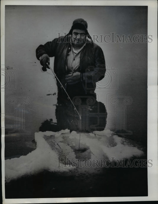 1962 Press Photo Robert Heffner,fishing for rainbow trout in Crystal Lake