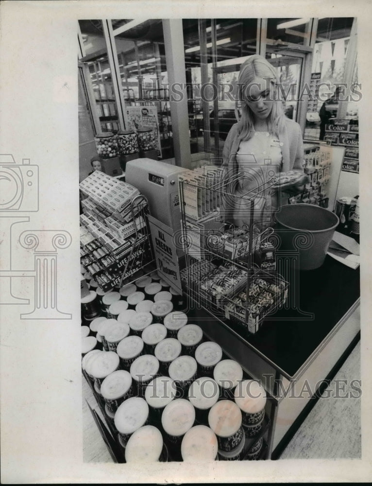 Load image into Gallery viewer, 1970 Press Photo Ms. Sue Bannerman, Clerk at North Olmsted Super-X - nef05082

