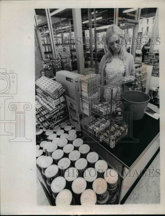 1970 Press Photo Ms. Sue Bannerman, Clerk at North Olmsted Super-X - nef05082