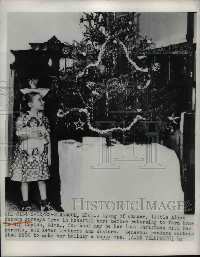 1950 Press Photo Alice Benson,Dying of cancer survey Christmas tree in Hospital