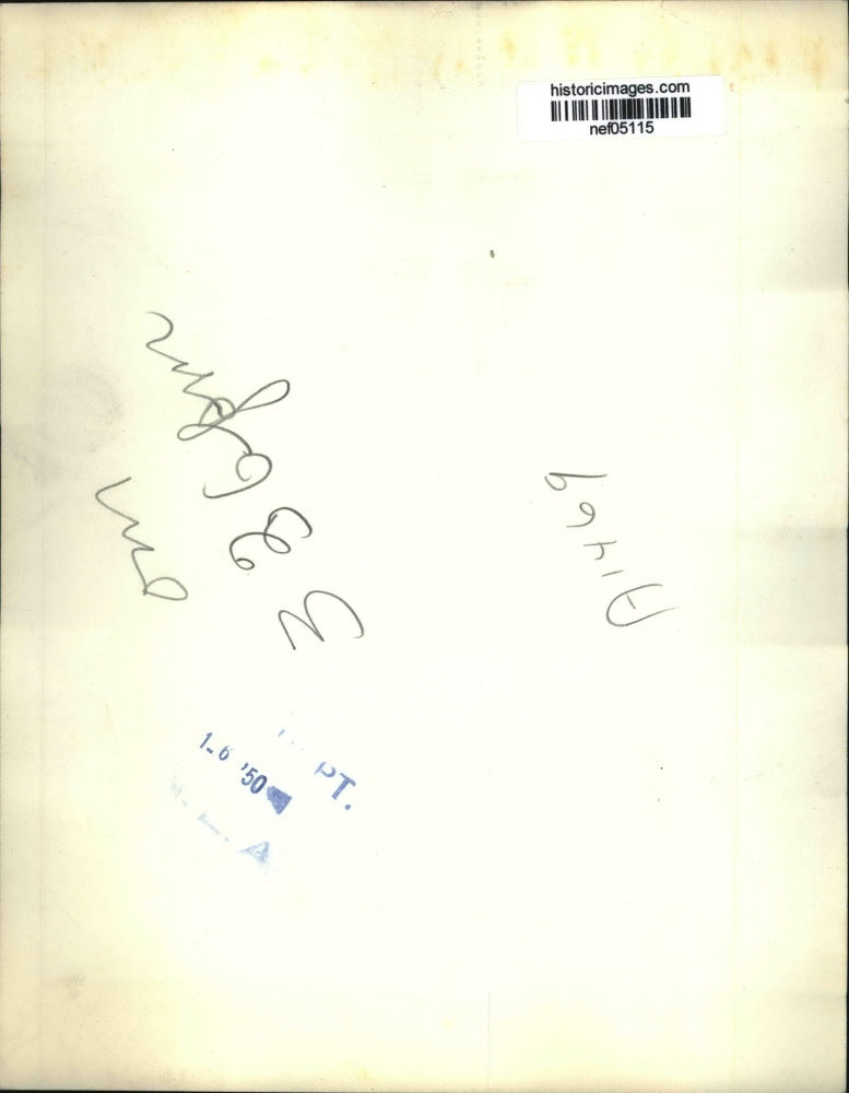 Load image into Gallery viewer, 1950 Press Photo Alice Benson,Dying of cancer survey Christmas tree in Hospital
