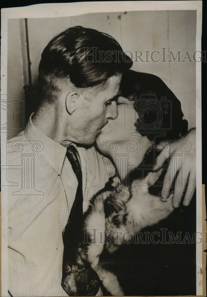 Load image into Gallery viewer, 1938 Press Photo Frank Rentley arrested o n Drunken driving kissing his wife
