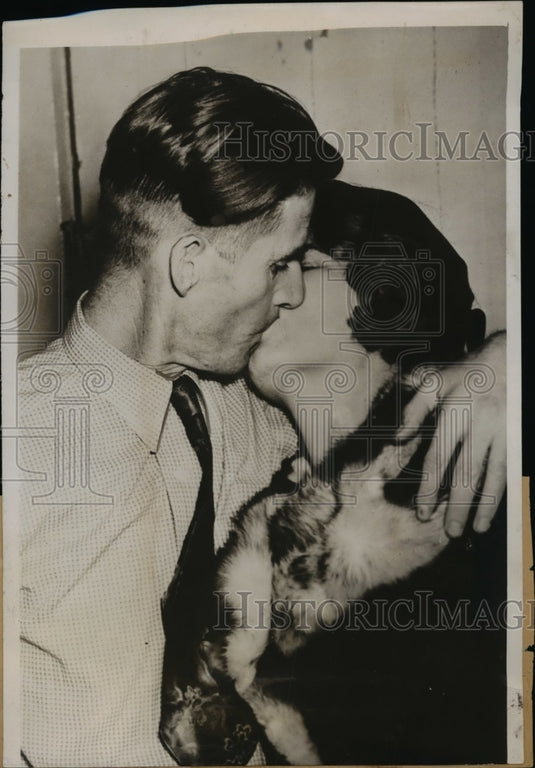 1938 Press Photo Frank Rentley arrested o n Drunken driving kissing his wife