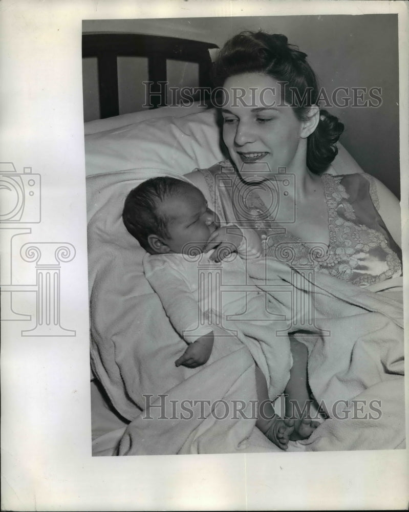 1942 Press Photo Mrs. Charles Lea After Giving Birth to 13-Pound Baby Pittsburgh
