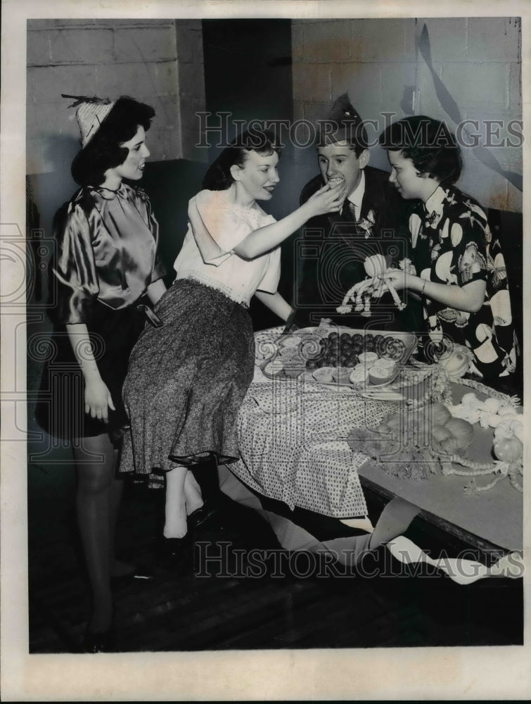 Load image into Gallery viewer, 1960 Press Photo Woodhill Teen Council celebrates St.Patrick Day festival
