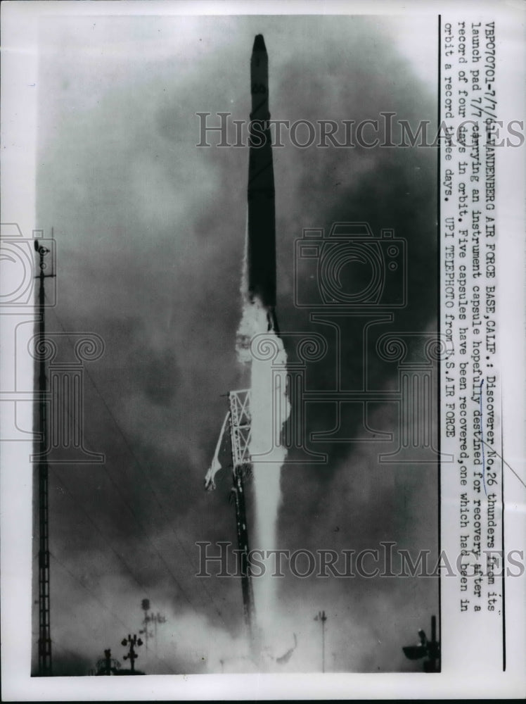 Load image into Gallery viewer, 1961 Press Photo Discoveres No.26 thunders from its launch Pat at Vandenber AFB
