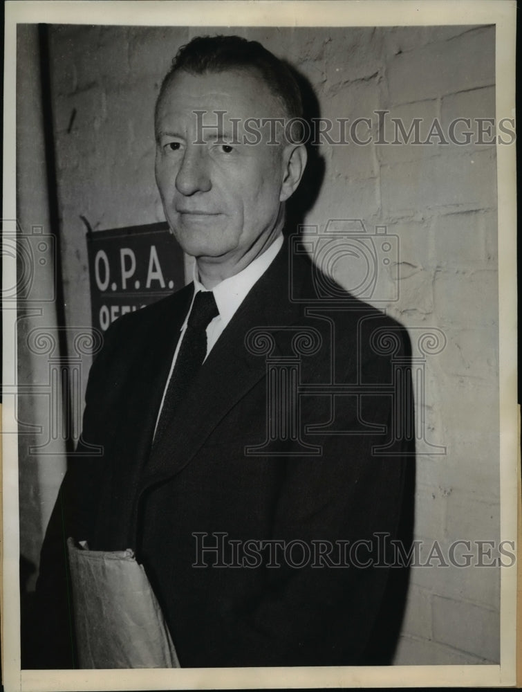 1943 Press Photo Reverend Fletcher D. Parker During Gas Usage Trial - nef05391
