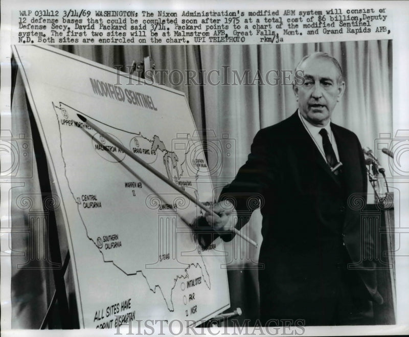 Load image into Gallery viewer, 1969 Press Photo Deputy Defense Secretary David Packard Explains ABM System
